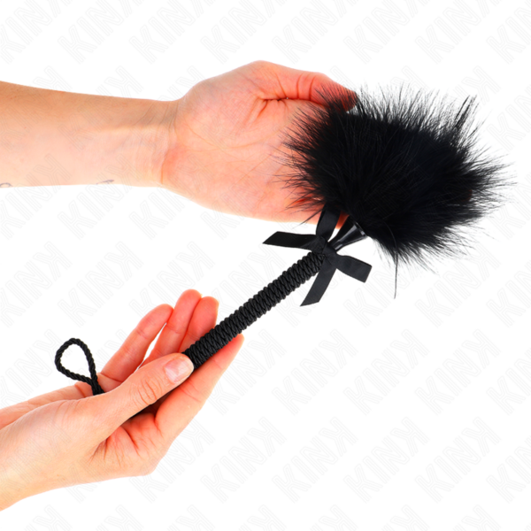 KINK - VARINHA DE CORDA DE NYLON COM PENAS DE CÓCEGAS E LAÇO PRETO 25 CM - Image 5
